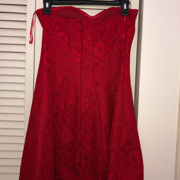 RED SHORT STRAPLESS LACE DRESS - Picture 3 of 3